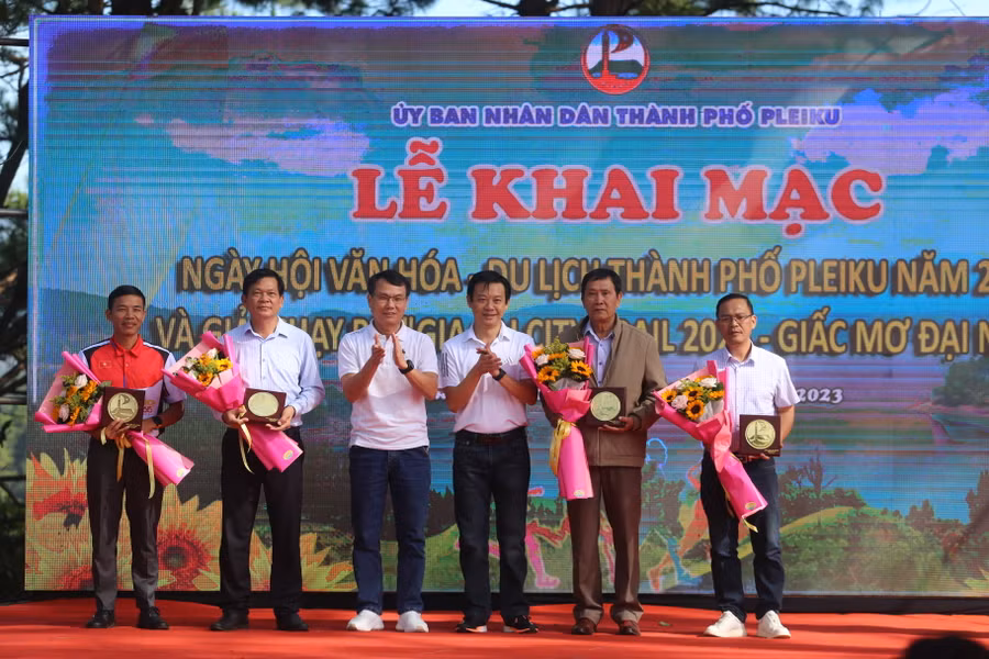 Ban tổ chức trao kỷ niệm chương cho các đơn vị đồng hành cùng giải. Ảnh: Văn Ngọc