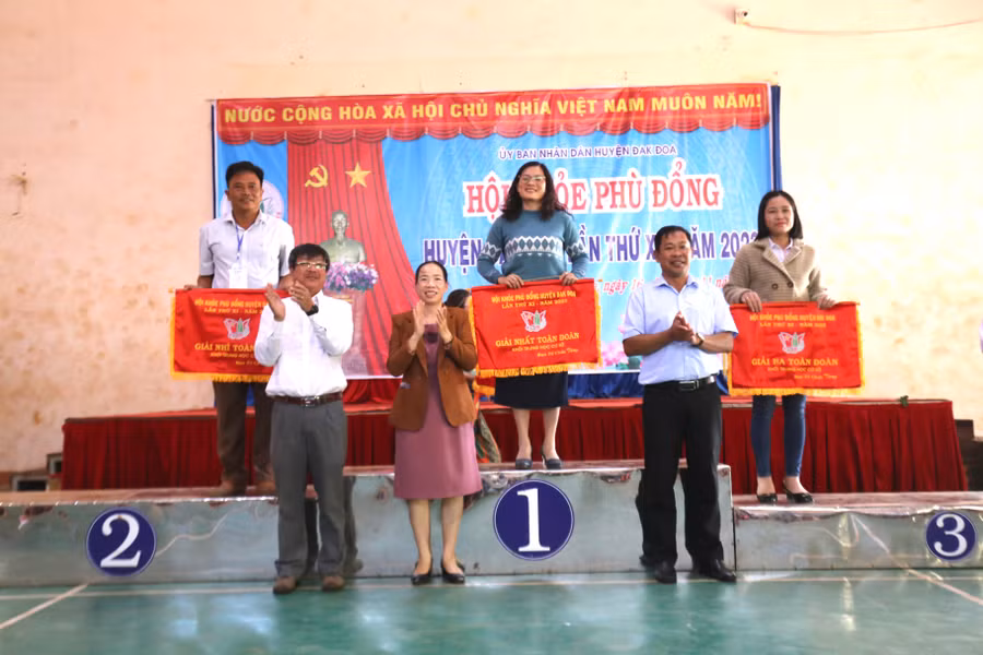 Ban tổ chức trao giải toàn đoàn cho các trường ở bậc THCS. Ảnh: Văn Ngọc Ban tổ chức trao giải toàn đoàn cho các trường ở bậc THCS. Ảnh: Văn Ngọc