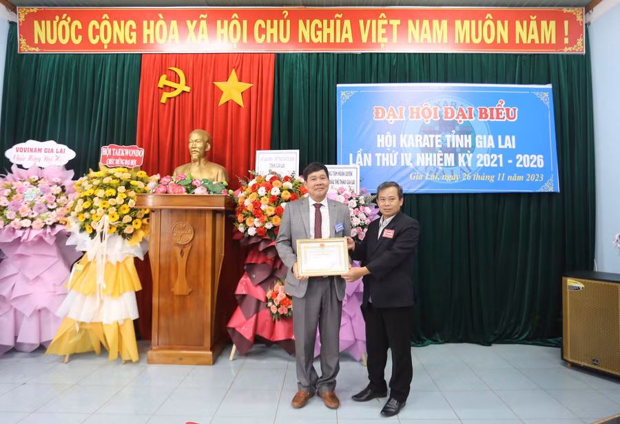 Đại diện Hội Karate tỉnh (trái) nhận Giấy khen vì đã có thành tích xuất sắc trong việc phát triển phong trào Karate trên địa bàn tỉnh. Ảnh: Văn Ngọc Đại diện Hội Karate tỉnh (trái) nhận Giấy khen vì đã có thành tích xuất sắc trong việc phát triển phong trào Karate trên địa bàn tỉnh. Ảnh: Văn Ngọc