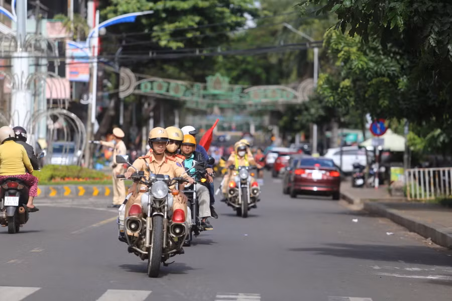 Công an TP. Pleiku làm nhiệm vụ dẫn đoàn và đảm bảo an toàn cho đường chạy. Ảnh: Văn Ngọc Công an TP. Pleiku làm nhiệm vụ dẫn đoàn và đảm bảo an toàn cho đường chạy. Ảnh: Văn Ngọc