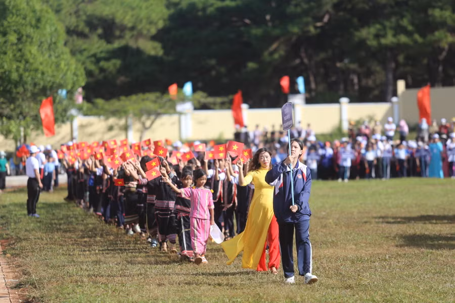 36 đơn vị trường học đã tham gia diễu hành trong lễ khai mạc. Ảnh: Văn Ngọc 36 đơn vị trường học đã tham gia diễu hành trong lễ khai mạc. Ảnh: Văn Ngọc
