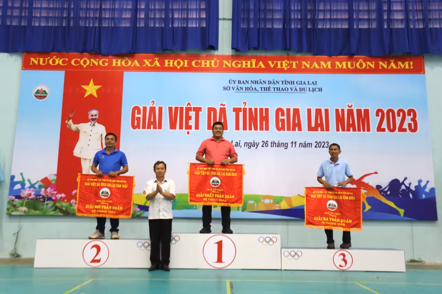 Ban tổ chức trao giải cho các đoàn đạt giải cao ở hệ phong trào. Ảnh: Văn Ngọc Ban tổ chức trao giải cho các đoàn đạt giải cao ở hệ phong trào. Ảnh: Văn Ngọc