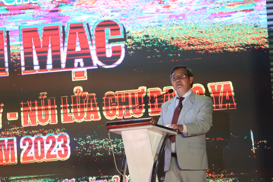 Ông Nguyễn Ngọc Thanh-Phó Chủ tịch UBND huyện Chư Păh, Trưởng Ban tổ chức Lễ hội phát biểu tại buổi khai mạc. Ảnh: Văn Ngọc