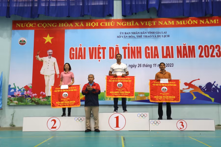Các Trường THPT đạt giải toàn đoàn năm nay. Ảnh: Văn Ngọc Các Trường THPT đạt giải toàn đoàn năm nay. Ảnh: Văn Ngọc