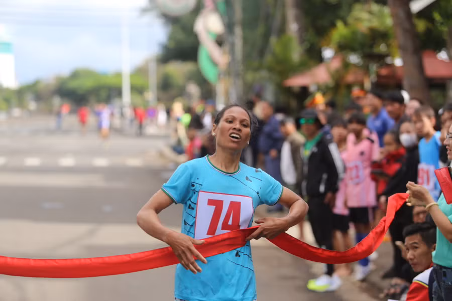VĐV Puih Mlik (TP. Pleiku) về đích đầu tiên ở cự ly 5 km nữ chính. Ảnh: Văn Ngọc VĐV Puih Mlik (TP. Pleiku) về đích đầu tiên ở cự ly 5 km nữ chính. Ảnh: Văn Ngọc