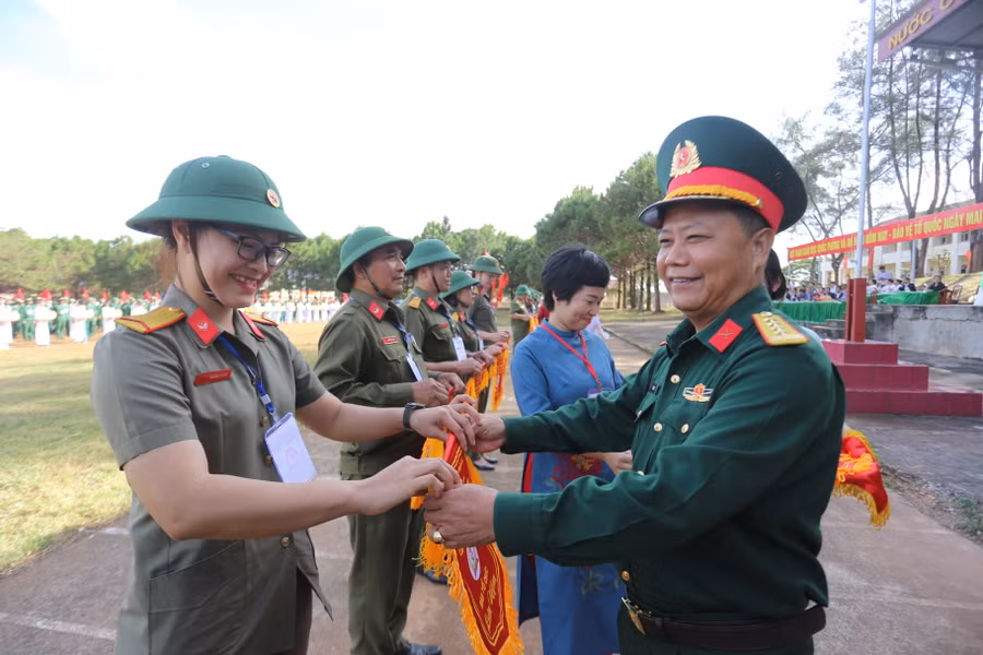 Đại tá Lê Kim Giàu-Chỉ huy trưởng Bộ Chỉ huy Quân sự tỉnh tặng cờ lưu niệm cho các đơn vị tham gia Hội thao. Ảnh: Văn Ngọc