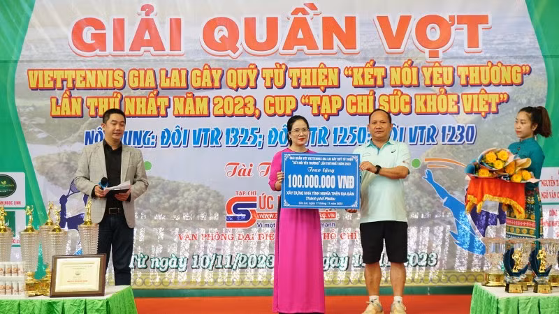 300 triệu đồng đã được Ban tổ chức trao đến các đơn vị, địa phương nhằm giúp đỡ người nghèo và học sinh vùng biên giới. Ảnh: Xuân Trường