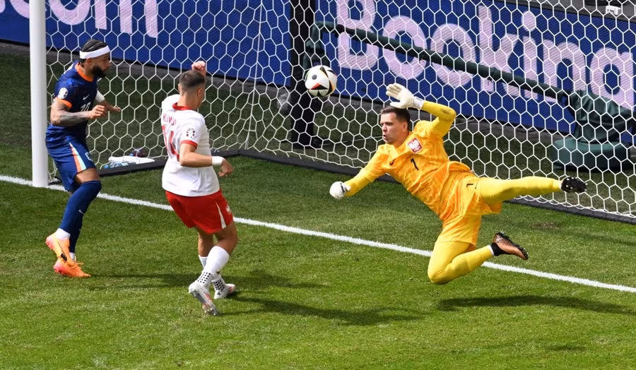 Szczesny đã chơi xuất sắc trong khung gỗ của Ba Lan. Ảnh: Reuters