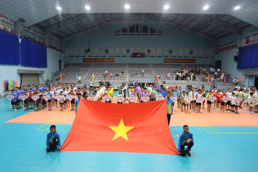 Giải đấu năm nay quy tụ hơn 320 tay vợt trong toàn tỉnh tranh tài. Ảnh: Văn Ngọc