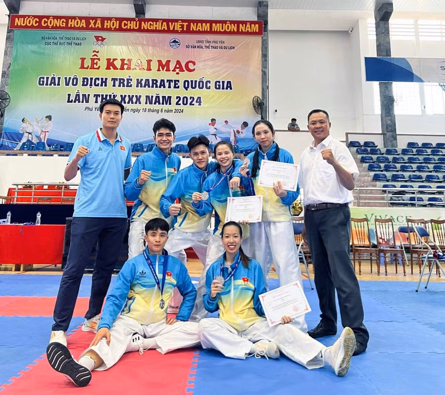 Đoàn võ sĩ Karate Gia Lai đã xếp thứ 11 trong tổng số 43 đoàn tham gia tranh tài tại giải. Ảnh: Công Tuấn Đoàn võ sĩ Karate Gia Lai đã xếp thứ 11 trong tổng số 43 đoàn tham gia tranh tài tại giải. Ảnh: Công Tuấn