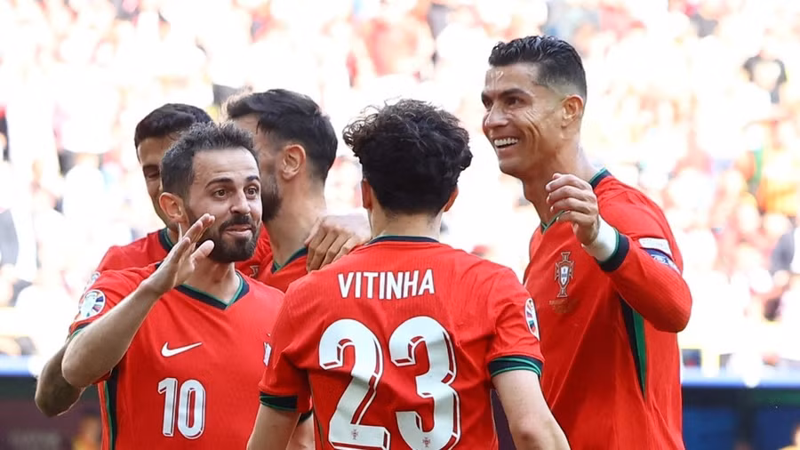 Ronaldo (phải) đã thể hiện uy tín của người mang băng đội trưởng. Ảnh: Reuters