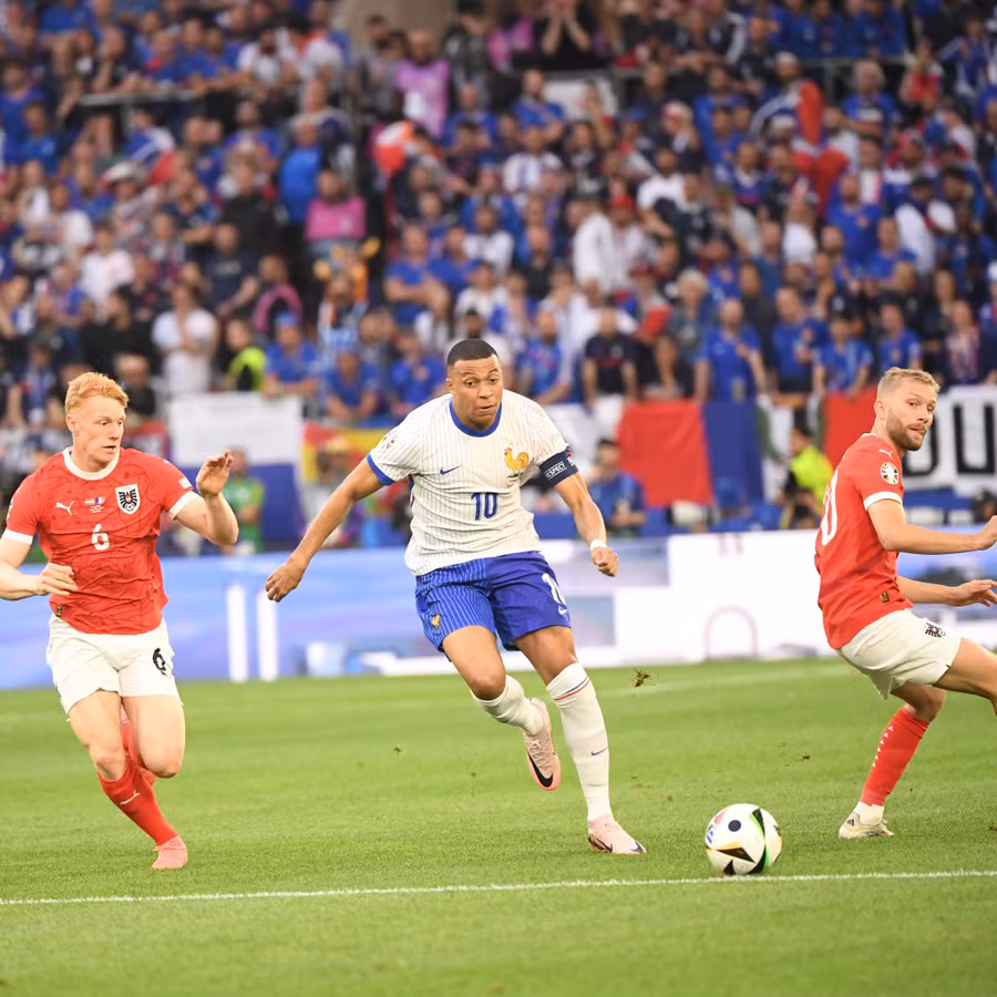 Mbappe (giữa) đã chưa thể nổ súng ở trận đấu đầu tiên. Ảnh: Reuters