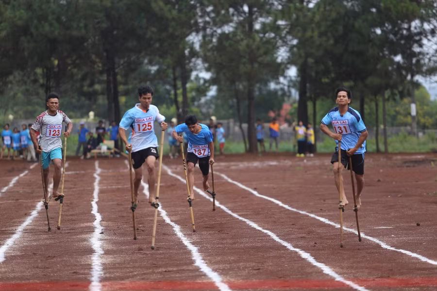 Cuộc đua ở môn cà kheo diễn ra hấp dẫn giữa nhiều đơn vị. Ảnh: Văn Ngọc