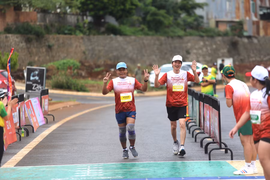 Bí thư Tỉnh ủy Hồ Văn Niên (trái) tham gia chạy cự ly 10 km ở giải lần này. Ảnh: Văn Ngọc