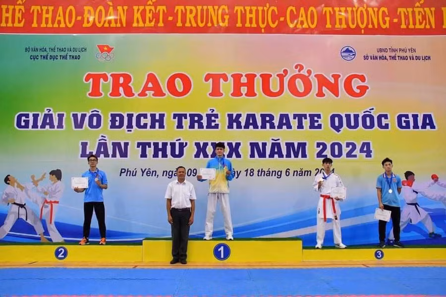VĐV Nguyễn Văn Trường của Gia Lai trên bục nhận huy chương vàng. Ảnh: Công Tuấn VĐV Nguyễn Văn Trường của Gia Lai trên bục nhận huy chương vàng. Ảnh: Công Tuấn