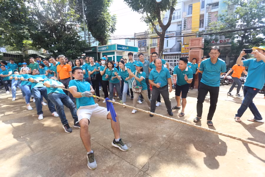 Môn kéo co ghi nhận sự giằng co nảy lửa của các đội thi. Ảnh: Văn Ngọc