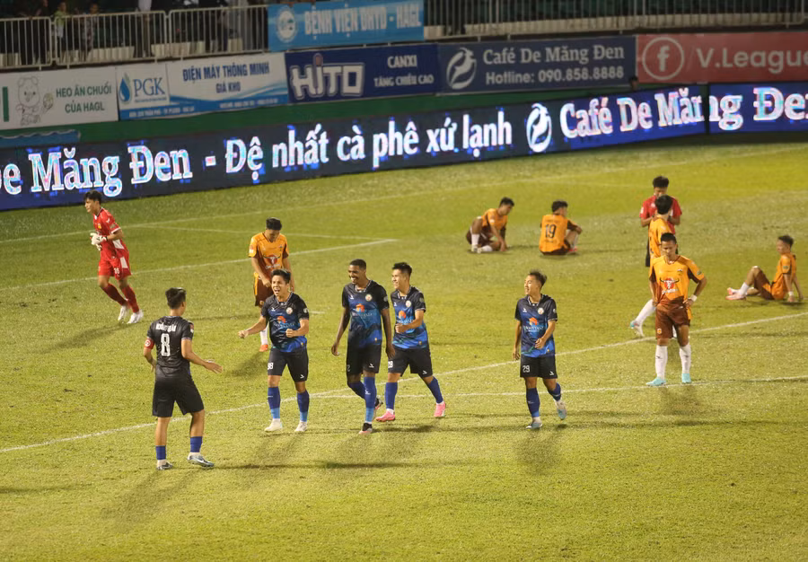 Các cầu thủ chủ nhà gục ngã với bàn thua ở phút bù giờ. Ảnh: Văn Ngọc Các cầu thủ chủ nhà gục ngã với bàn thua ở phút bù giờ. Ảnh: Văn Ngọc