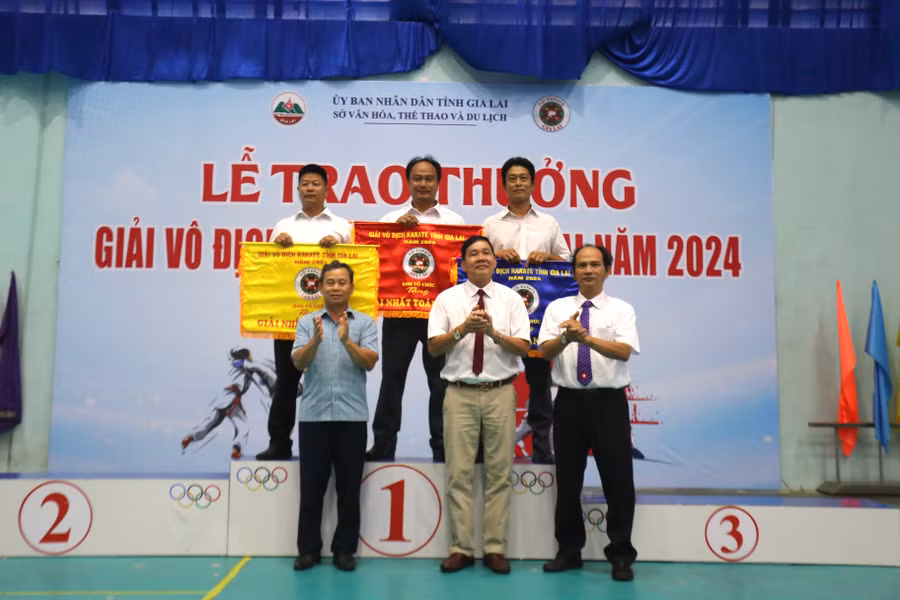 Ban tổ chức trao giải cho các câu lạc bộ đạt thành tích cao ở giải toàn đoàn. Ảnh: Văn Ngọc