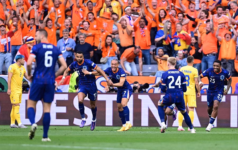 Hà Lan thẳng tiến vào tứ kết sau chiến thắng thuyết phục 3-0 trước Rumania. Ảnh: UEFA