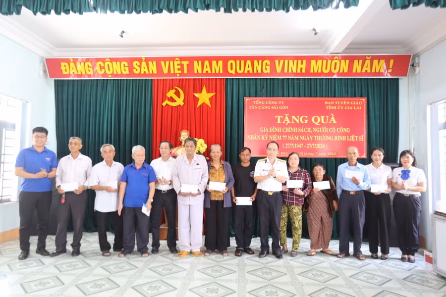 Đoàn công tác trao quà cho 10 hộ gia đình chính sách và có công với cách mạng ở thị xã An Khê. Ảnh: Văn Ngọc Đoàn công tác trao quà cho 10 hộ gia đình chính sách và có công với cách mạng ở thị xã An Khê. Ảnh: Văn Ngọc