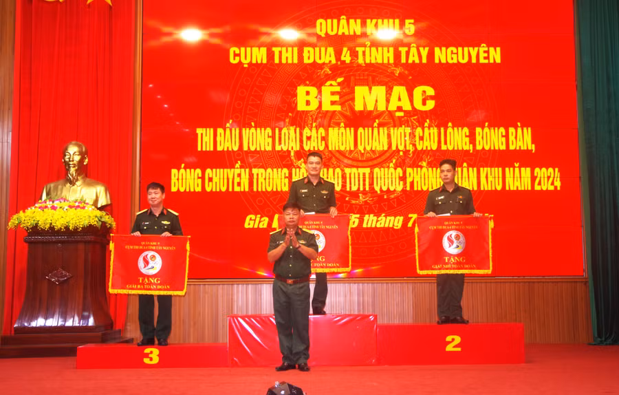 Ban tổ chức trao giải cho các đơn vị giành thứ hạng cao nhất ở nội dung toàn đoàn. Ảnh: Văn Ngọc