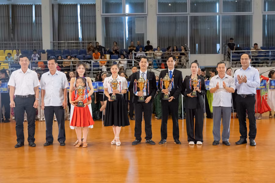 Các CLB có thành tích xuất sắc nhất giành giải toàn đoàn ở giải năm nay. Ảnh: Nam Dũng Các CLB có thành tích xuất sắc nhất giành giải toàn đoàn ở giải năm nay. Ảnh: Nam Dũng