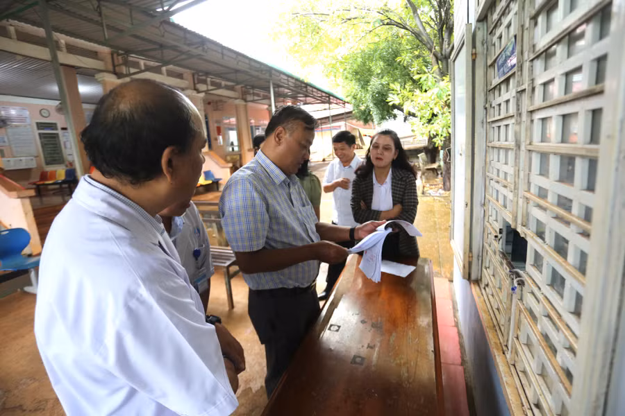 Đoàn giám sát ghi nhận tình hình thực tế tại khu vực cấp phát thuốc tại TTYT huyện Đức Cơ. Ảnh: Văn Ngọc