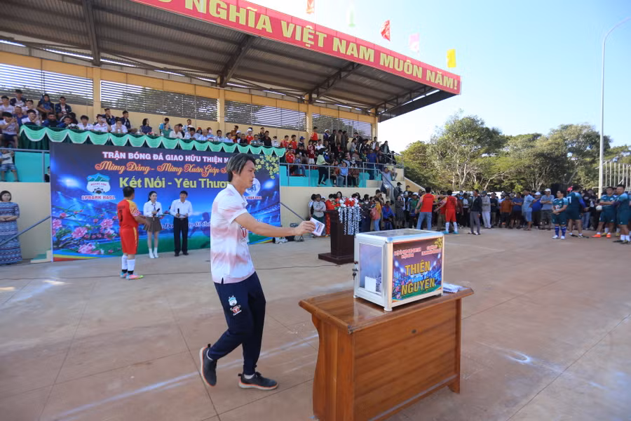 Số tiền quyên góp từ trận đấu đã được chuyển đến người nghèo của huyện Đak Đoa. Ảnh: Văn Ngọc