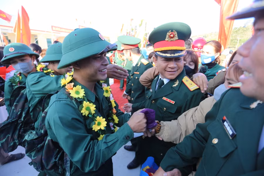 Những nụ cười rạng rỡ của các tân binh của huyện Đak Pơ trong ngày nhập ngũ. Ảnh: Văn Ngọc