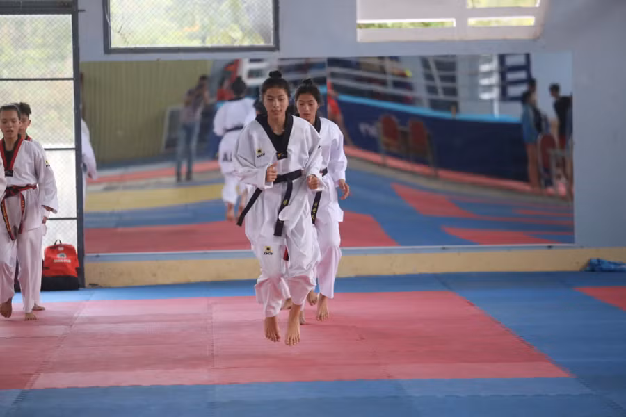 2 chị em vẫn luyện tập hăng say trong dịp nghỉ Tết. Ảnh: Văn Ngọc