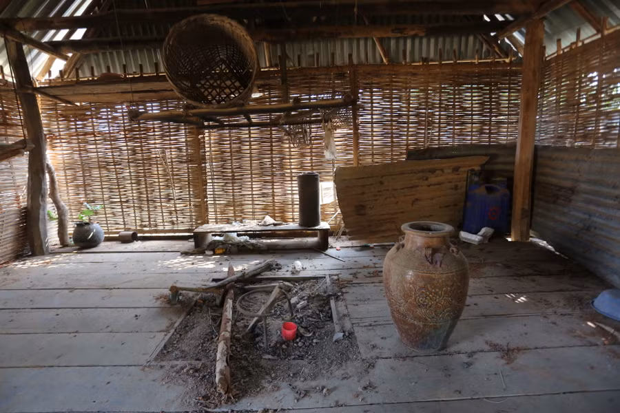 Bếp lửa đã tắt tự bao giờ. Ảnh: Văn Ngọc