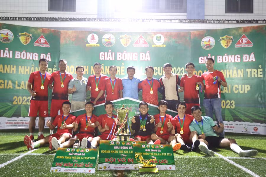Các cầu thủ Yên Đỗ Gia Lai đã lên ngôi vô địch ở giải đấu năm nay. Ảnh: Văn Ngọc