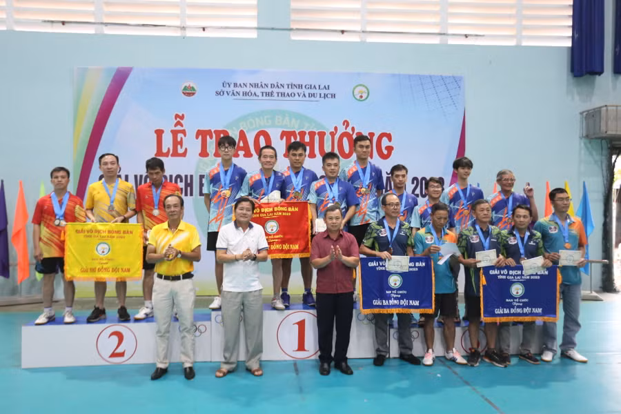 Ban tổ chức trao thưởng cho các tay vợt xuất sắc ở nội dung đồng đội nam. Ảnh: Văn Ngọc