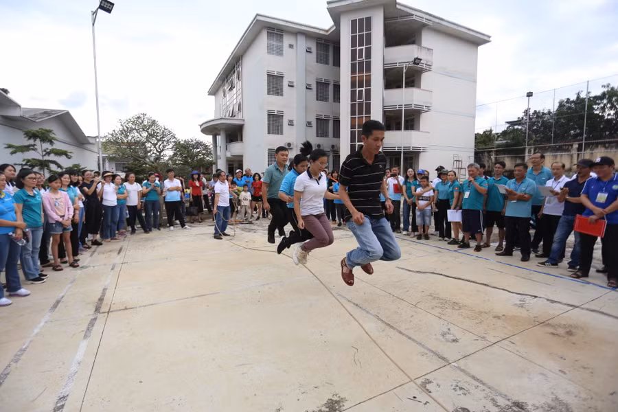 Các VĐV thi đấu môn nhảy dây tập thể cần có màn phối hợp nhịp nhàng ở từng vị trí. Ảnh: Văn Ngọc