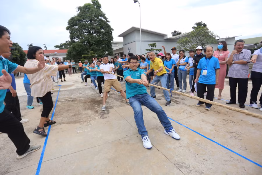 Văn phòng Tỉnh ủy đã thể hiện sức mạnh ở môn kéo co. Ảnh: Văn Ngọc