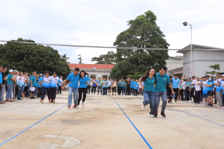 Các cặp VĐV chạy ba chân đã thể hiện tốc độ với sự ăn ý đáng nể. Ảnh: Văn Ngọc