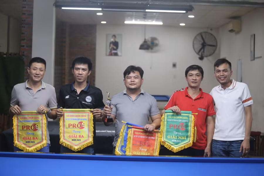 Ban tổ chức trao giải cho các cơ thủ xuất sắc nhất. Ảnh: Văn Ngọc