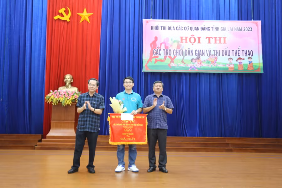 Đội Văn phòng Tỉnh ủy (giữa) đã giành giải nhất toàn đoàn ở Hội thi năm nay. Ảnh: Văn Ngọc