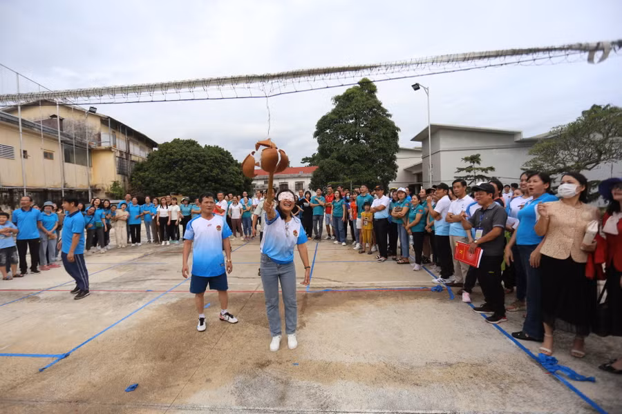 Các đội đều hoàn thành rất nhanh phần thi bị mắt đập niêu vì đã có kinh nghiệm thi đấu sau nhiều kỳ Hội thi. Ảnh: Văn Ngọc