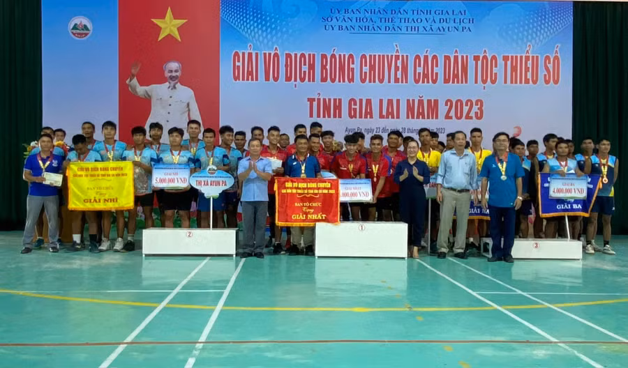 Ban tổ chức trao giải cho các đội đạt thành tích cao. Ảnh: Nguyễn Sang