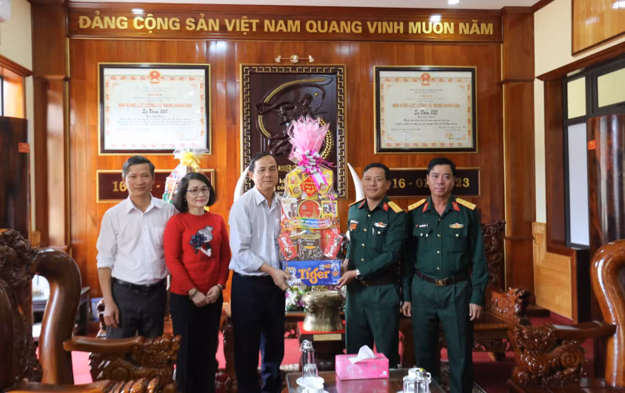 Trưởng ban Nội chính Tỉnh ủy Võ Thanh Hùng (thứ 3 từ phải qua) tặng quà Tết tại Sư đoàn 320. Ảnh: Văn Ngọc