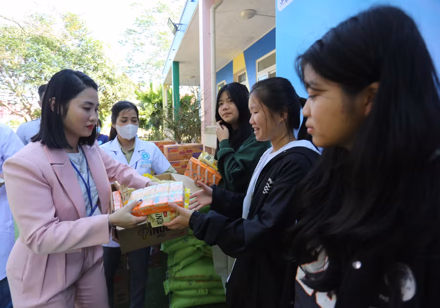 Các em ở Làng trẻ em SOS Pleiku rất phấn khởi trước các phần quà vào dịp Tết. Ảnh: Văn Ngọc Các em ở Làng trẻ em SOS Pleiku rất phấn khởi trước các phần quà vào dịp Tết. Ảnh: Văn Ngọc