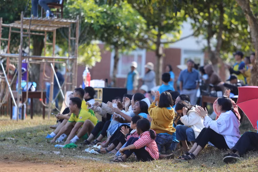 Các em tại Làng trẻ em SOS Pleiku phấn khích trước những pha bóng đẹp mắt. Ảnh: Văn Ngọc Các em tại Làng trẻ em SOS Pleiku phấn khích trước những pha bóng đẹp mắt. Ảnh: Văn Ngọc