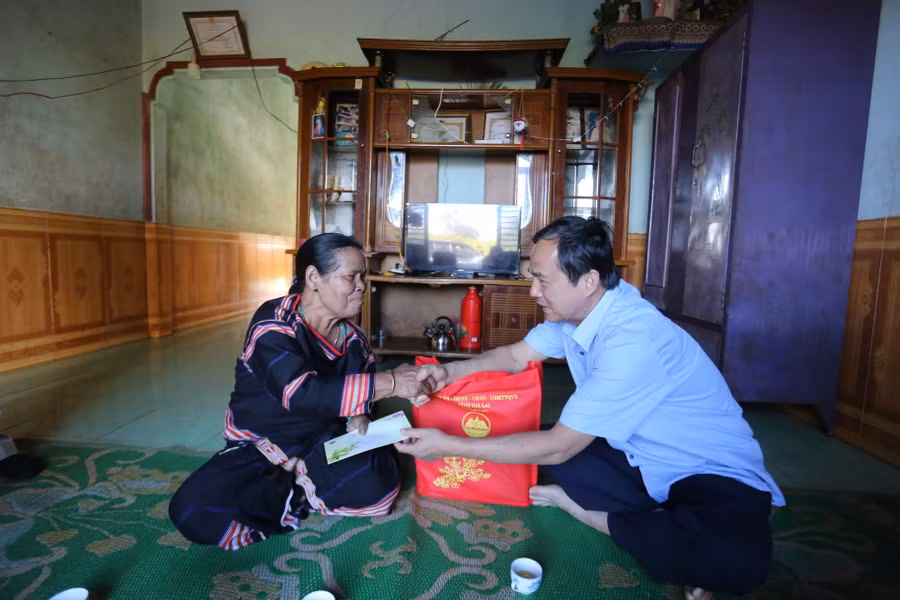 Trưởng ban Nội chính Tỉnh ủy Võ Thanh Hùng (phải) tặng quà Tết cho các gia đình có công tiêu biểu ở huyện Chư Pưh. Ảnh: Văn Ngọc