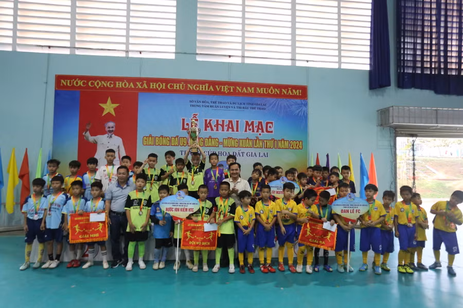 Ban tổ chức trao giải cho các đội bóng giành thứ hạng cao ở giải năm nay. Ảnh: Văn Ngọc