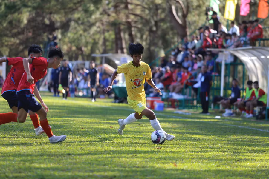 U19 LPBank HAGL (bìa phải) nắm quyền kiểm soát bóng tốt hơn đối thủ. Ảnh: Văn Ngọc