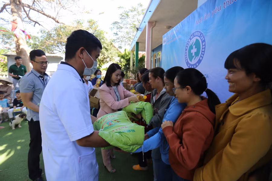 Các mẹ của 12 nhà nhận quà từ nhà tài trợ để cải thiện đời sống cho các em. Ảnh: Văn Ngọc Các mẹ của 12 nhà nhận quà từ nhà tài trợ để cải thiện đời sống cho các em. Ảnh: Văn Ngọc