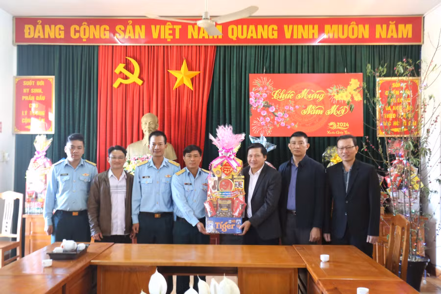 Đoàn công tác đã đến chúc Tết tại Tiểu đoàn căn cứ sân bay Pleiku. Ảnh: Văn Ngọc