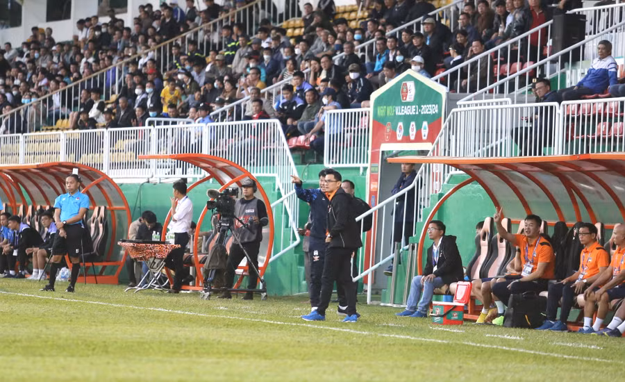 Ông Vũ Tiến Thành đã cùng Kiatisak chỉ đạo các học trò ở trận thắng trước Hà Nội FC. Ảnh: Văn Ngọc Ông Vũ Tiến Thành đã cùng Kiatisak chỉ đạo các học trò ở trận thắng trước Hà Nội FC. Ảnh: Văn Ngọc