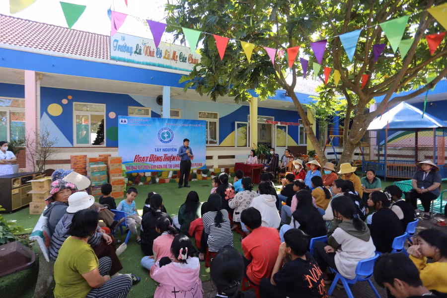134 trẻ em cơ nhỡ được nhận quà trong dịp này. Ảnh: Văn Ngọc 134 trẻ em cơ nhỡ được nhận quà trong dịp này. Ảnh: Văn Ngọc